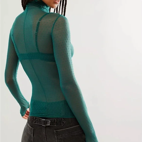 On the Dot Layering Top - Picture 2 of 3